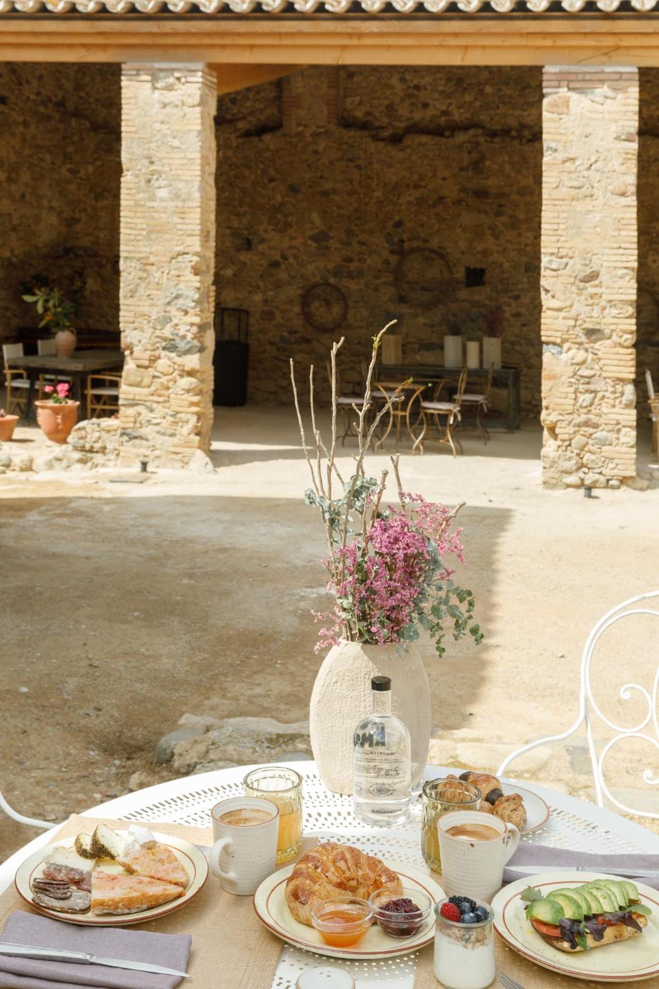 Hotel Castell De Vallgornera Peralada Eksteriør bilde